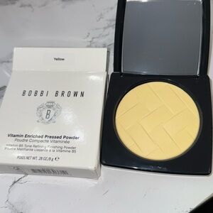 NWT Bobbi Brown vitamin enriched press powder: Yellow
Never used
Still in box